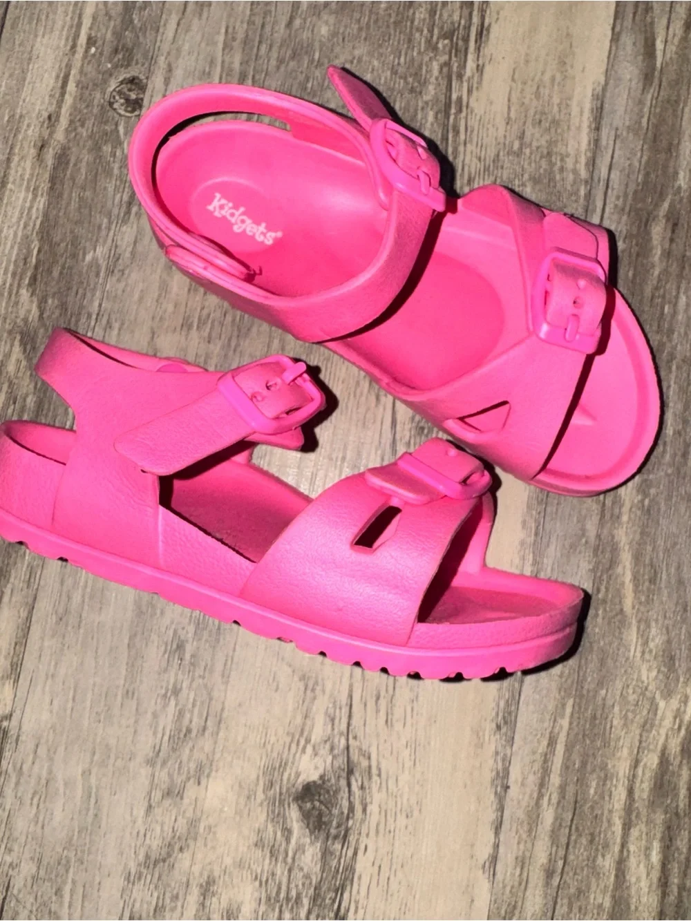 Kidgets vibrant pink
